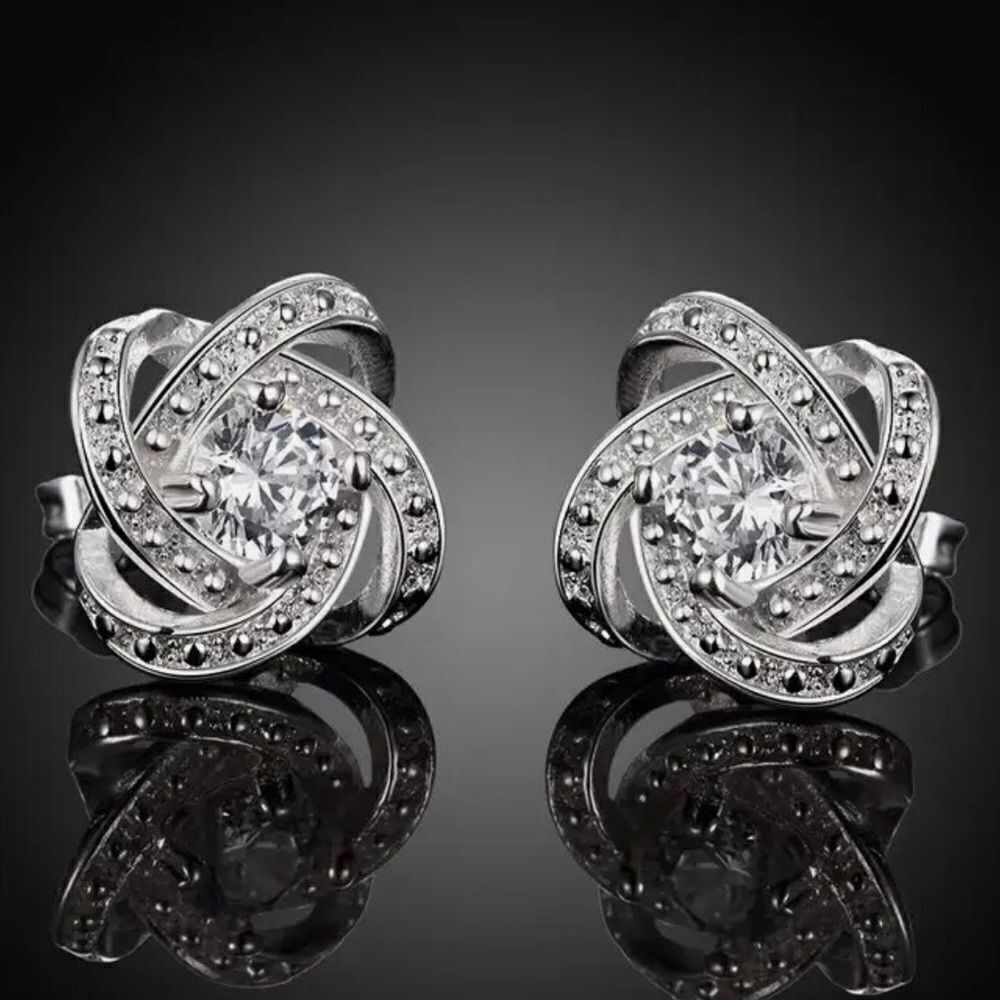 The Ambassador Earring in 925 silver and cz